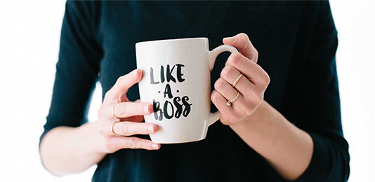 femme avec tasse